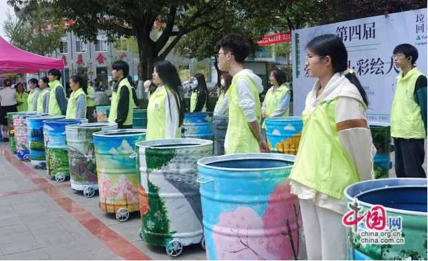 废旧垃圾桶华丽变身 成都中医药大学又现最美“改造”