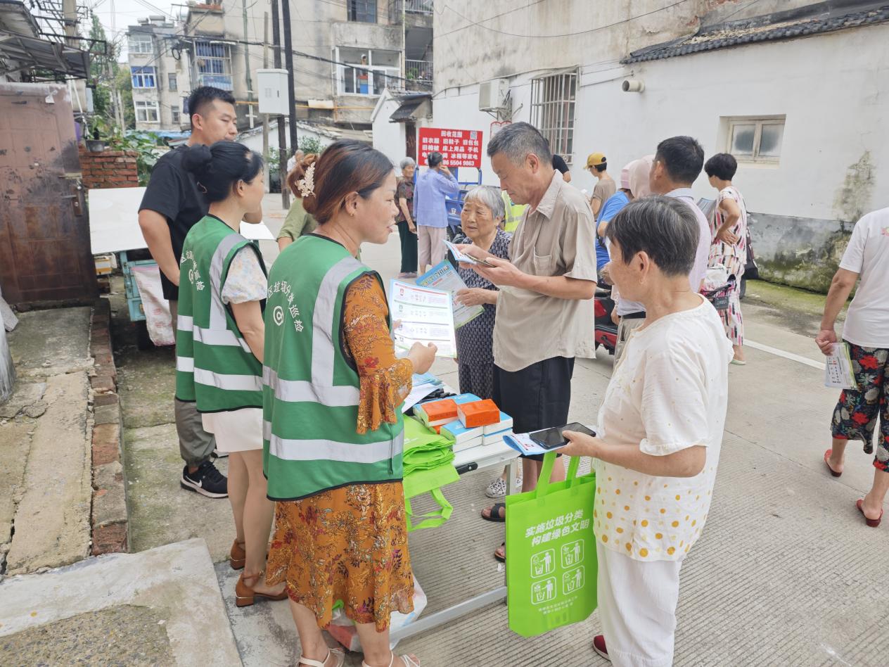 9博琅琊区遵阳街道东后街社区开展“党建引领新风尚垃圾分类入人心”主题宣传活动